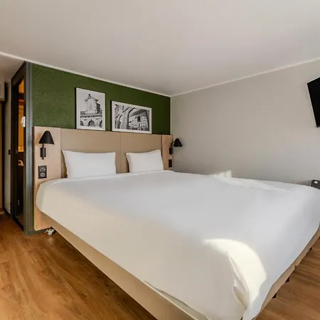 Campanile Est Le Millenaire 3*